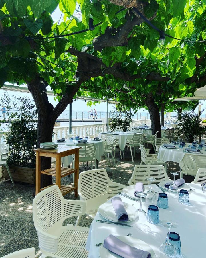Hotel Restaurant Juanito Platja Sant Carles De La Rapita Exterior photo